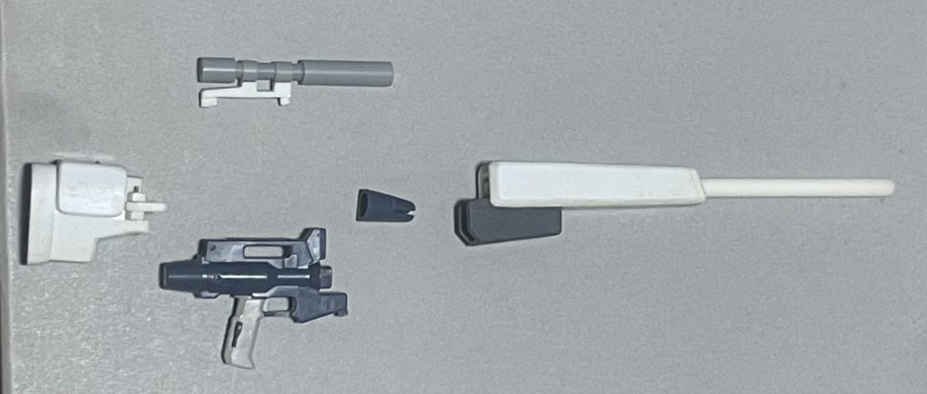 ライフルはジムのビームスプレーガンベースでアタッチメント式にしました。ハンドガンにも換装出来ます。