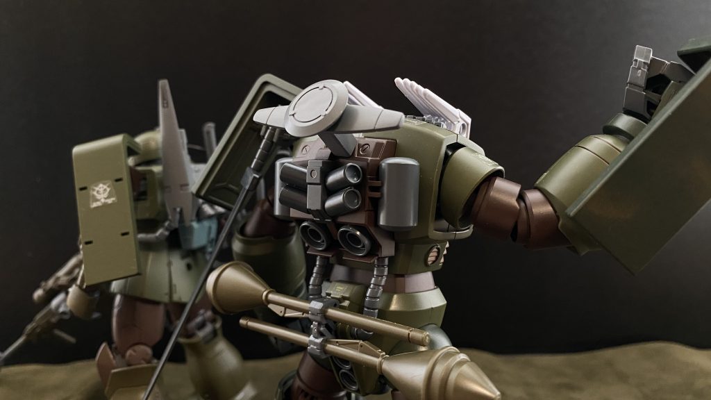 背部には、ヨルク機のザクに搭載されたシステムに、連動する為のセンサーアンテナが確認できる。