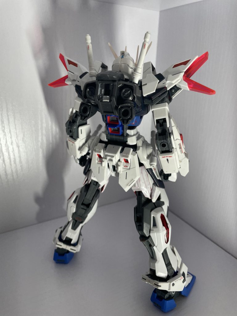 スターメビウスストライクの後ろに付けている黒い追加パーツは取り外してストライカーパックを接続することも可能。また、追加パーツを付けていればメタルビルド・カレトヴルッフ等の各種追加武装類にも対応可です。(←おまけです…笑)