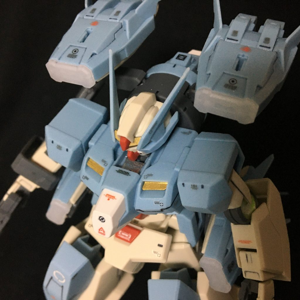 イエロー部分はガンダムマーカーゴールドで塗装。