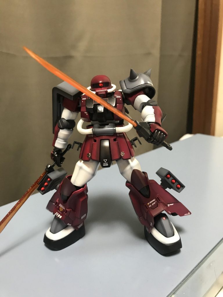 ヒート・サーベル  Type-βIV俗に「グフ・サーベル」とも呼ばれるシールド裏に装備されている格闘武器収納時は柄のみの状態だが柄に充填されているセラミックス系の微粒子を主成分とする形状記憶処理済みの高分子化合物によって瞬時に刀身を形成し灼熱化した巨大な剣となる本機は腰にマウントしてる