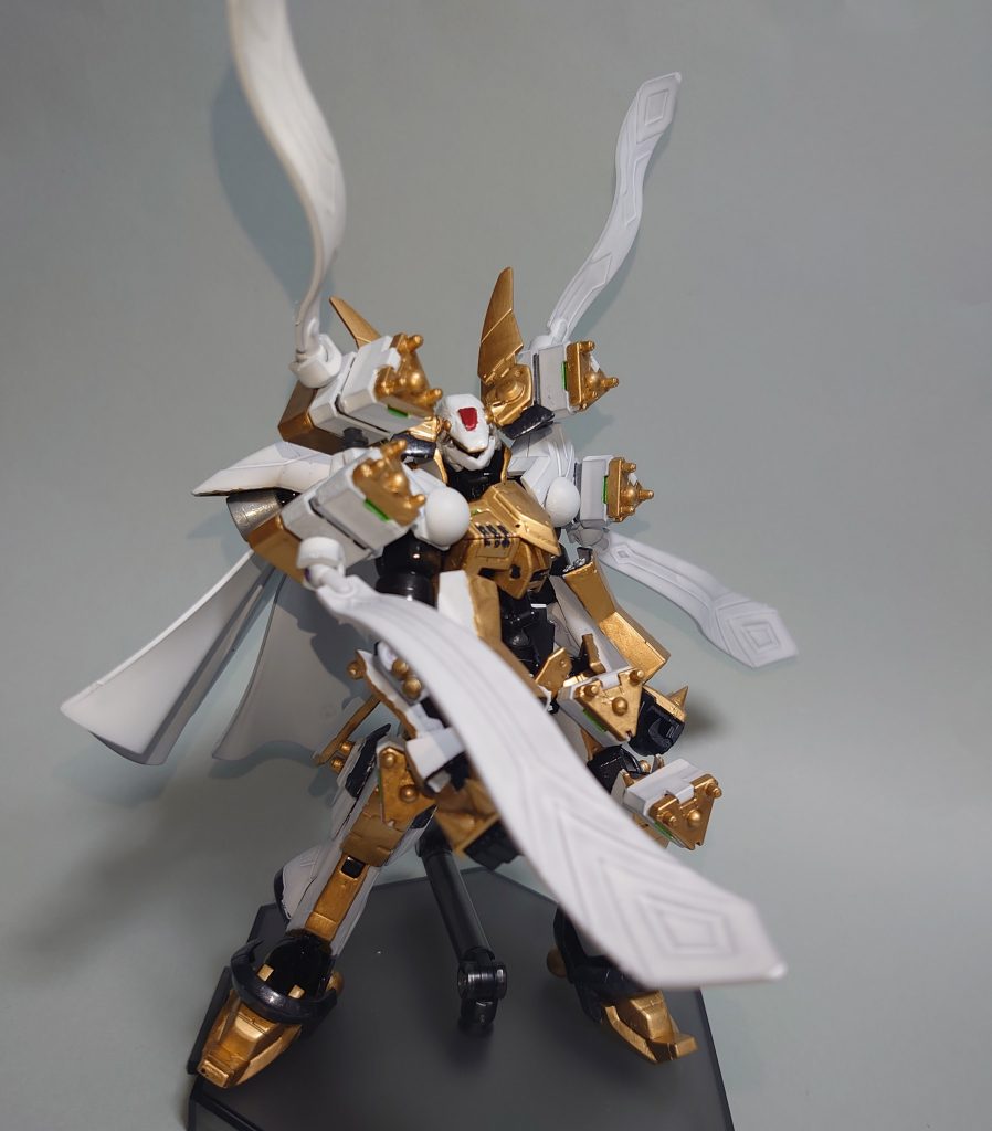 イグドラシルの特徴である帯もボールジョイントで可動します。