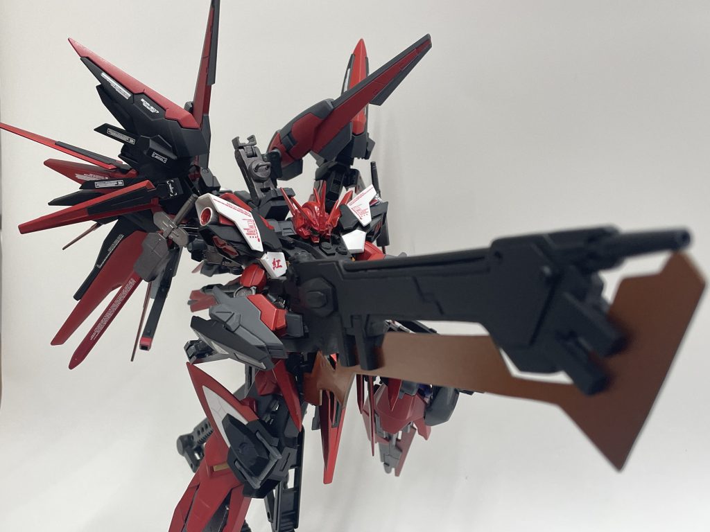 　その身を覆い隠す程の大型バスターソード、「リントヴルム」は、アルミューレ・リュミエールを展開する事で、大型のシールド発生装置としても、高出力のランチャーとしても使用可能な武器である。その見かけからヒートサーベルを連想するダイバーも多く、当人曰く「間抜け程目に見える物だけを信じる」。と言っている通り、これはビームを表面に薄く発振させる事で切断する事が出来る、ビームを纏わせるだけの熱量に耐えうる実体剣なのだ。