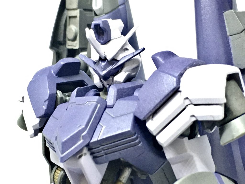 顔ちっさ!キマリスのらっきょ頭をカットし縮め、ランナーパテで整型しました。追加したツノは、ブグの余剰、アストレアtypeFのグラビカルアンテナです。肩は端白星まんまだとつまらないので、切った中にポリキャップを仕込み、バーニアパーツをつけました。