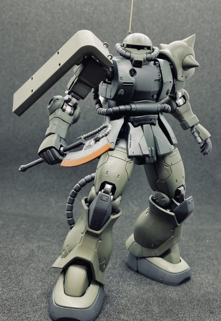 ゲート処理や合わせ目消しといった基本工作のほか手を加えたところは下記の通りです。・頭部は1.5ミリ削って目つきを悪くしました。結果モノアイが入りませんでした。・左胸にHアイズを埋め込み・腕の関節は後ハメ加工と塗り分け