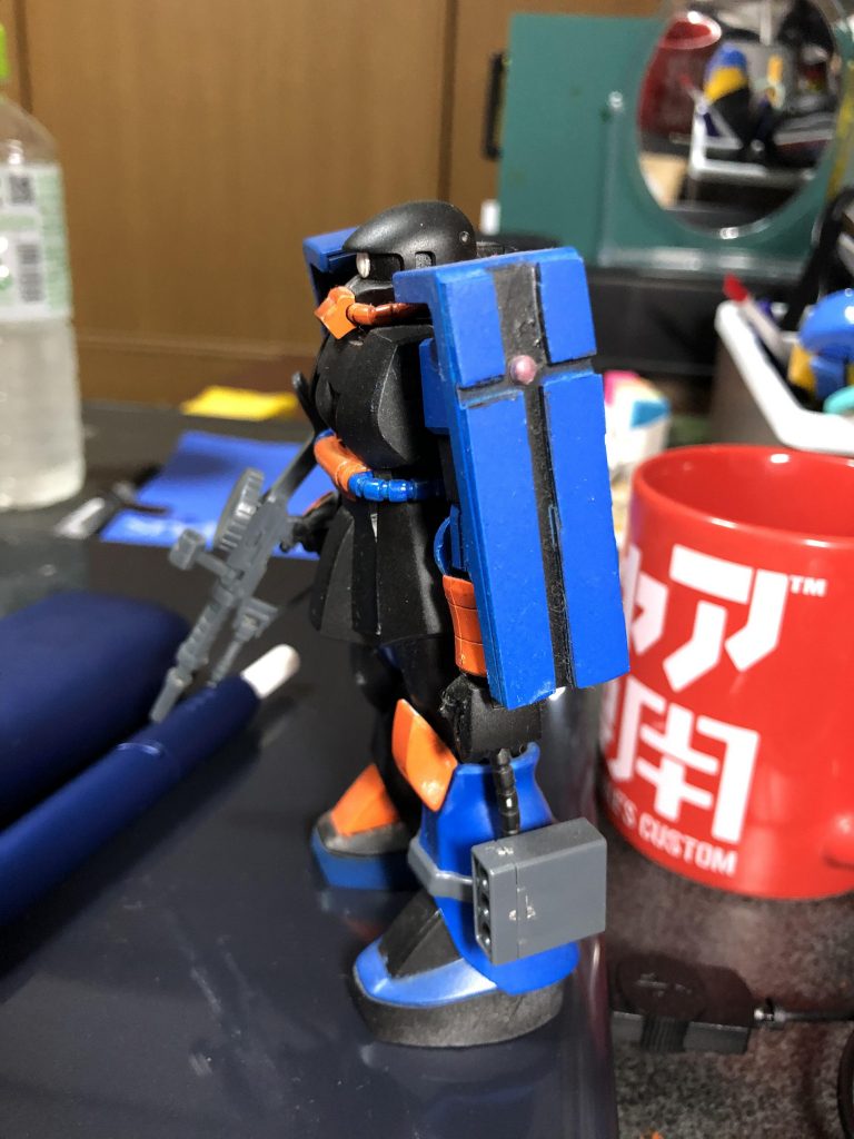 肩のモノアイは当時、このザクにシステムウェポンのロングレンジライフルを持たせて狙撃専用機って設定だったという名残です。