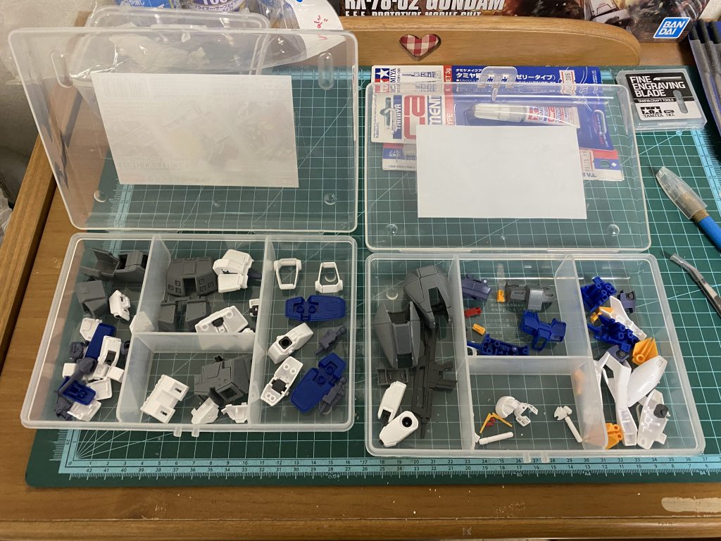 パーツ分割してみましたが、小学生が作ったのか、ランナー跡が目立ち、シールのノリでベタベタでした。。。