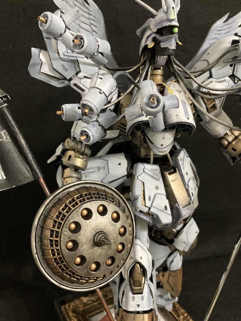 ジャンヌダルクをイメージして中世の騎士の甲冑と剣、盾を持たせてみました。