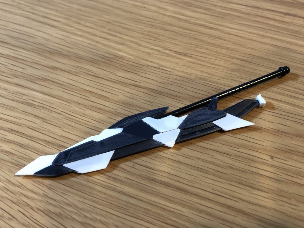嵐虎剣のベースは何にしようかと、とりあえず手元にあったマーズフォーの剣にプラ板をペタペタ。
