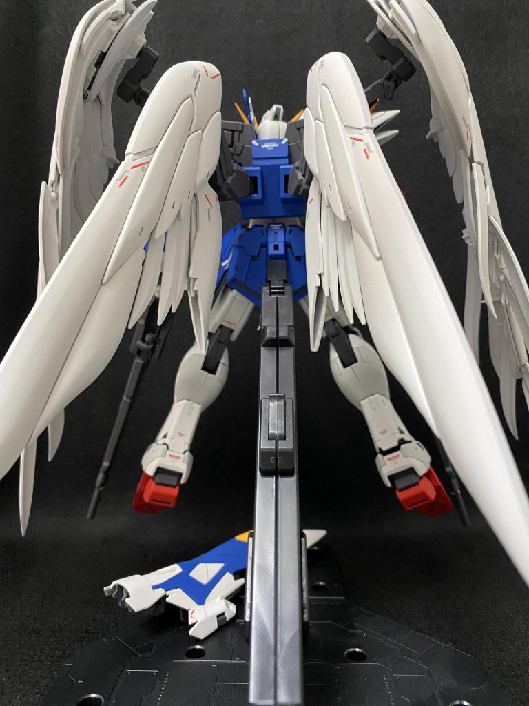 後ろから。羽根の主張がスゴイ！と、いうここのキット、羽根の塗装が一番大変でした…。ただでさえも白の塗装は難しいのに…面積が広くてしんどかった…。