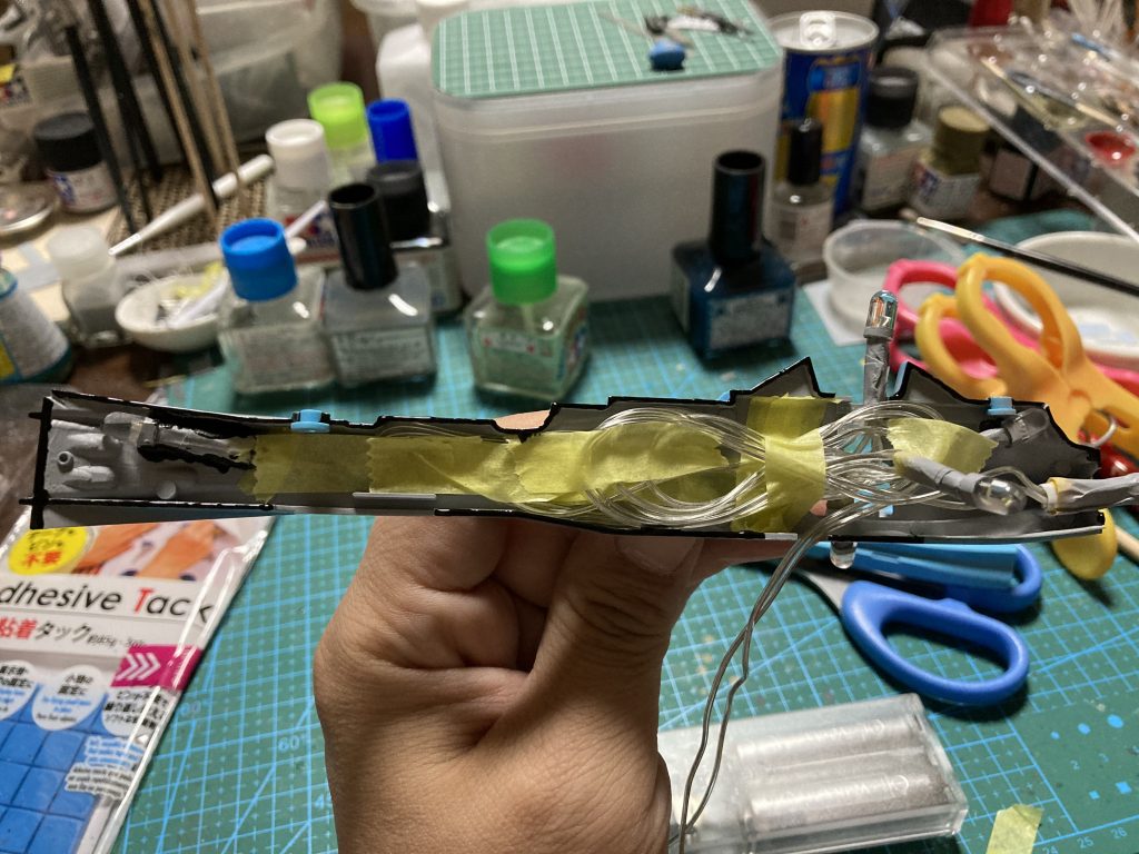 LEDは6灯、配線を短くするなどの加工しないでそのまま埋め込みました。