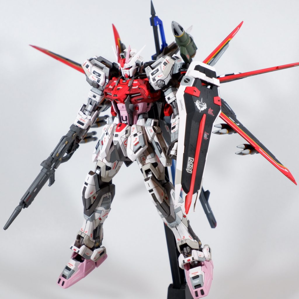 正面パネルラインによる色分けを意識して、本体の白い外装は、ベージュ、ホワイト、ブルーグレーの3色で塗り分けました。赤い外装はレッド、あずき色の2色で塗り分けました。