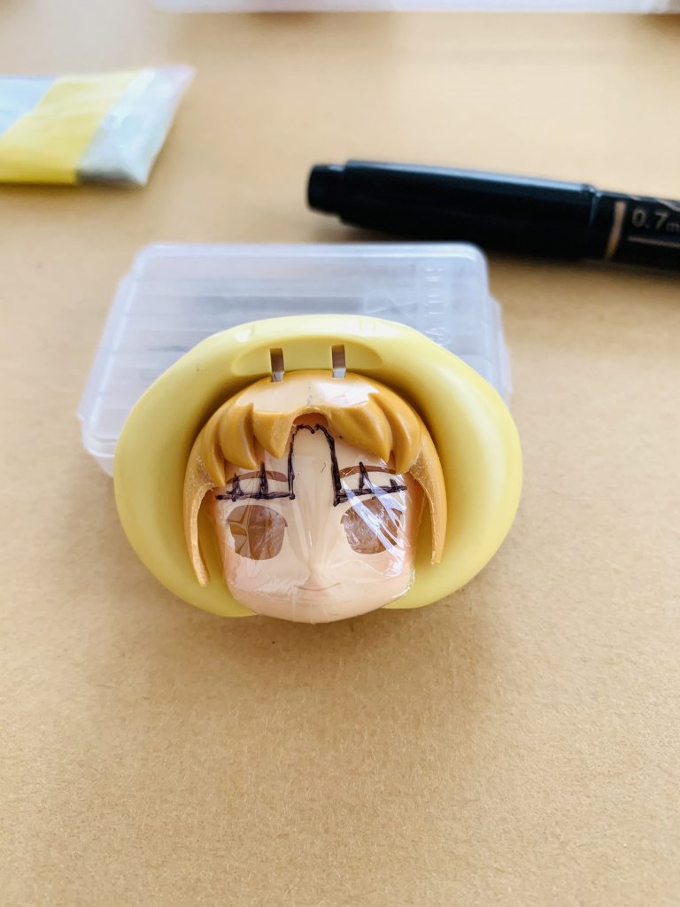 前髪はいつも通りラップの上にエポパテ盛りしました。マーキングしてから盛れるのであまり失敗しないです☺️硬化後、さらにサイド髪を盛り成型しました。