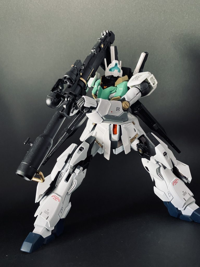 バズーカを構えるジムⅢ。本編でもバズーカを使用していた為本機も採用。格闘機設定のため、射撃武装は全て実弾兵装。