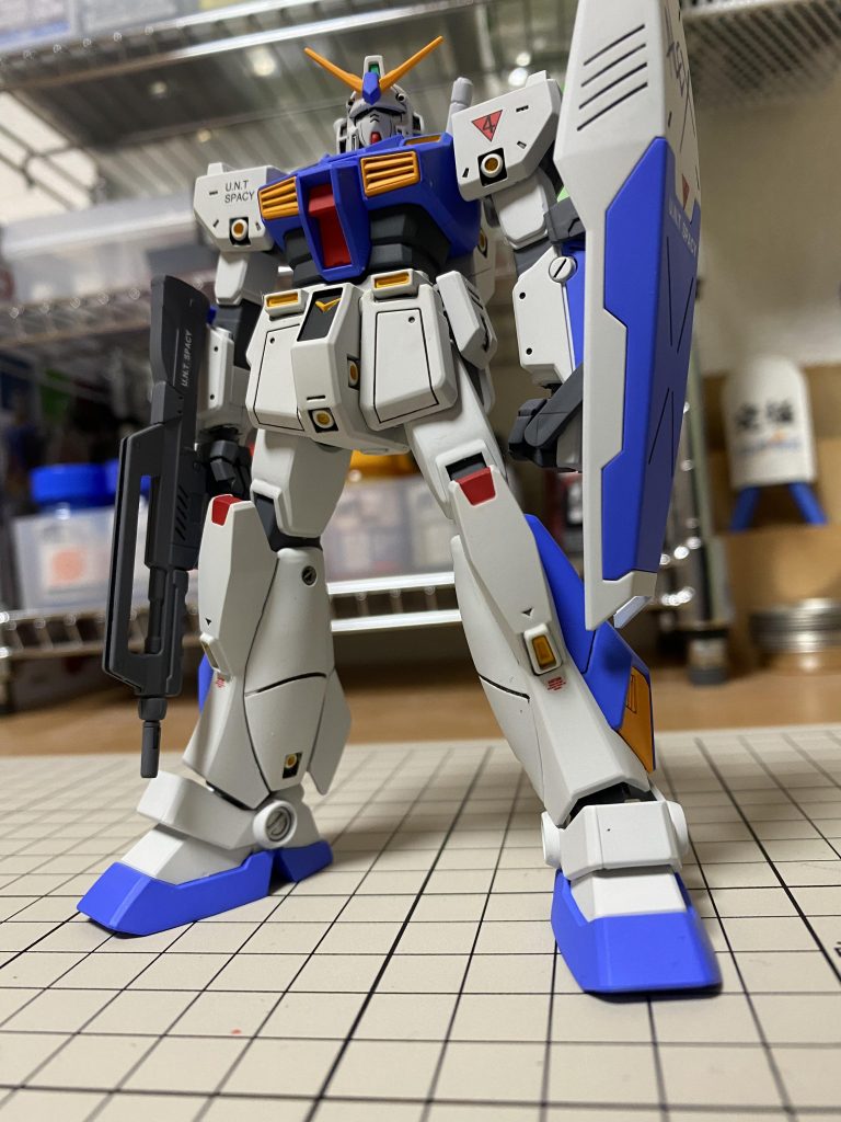 妻に、ちゃんと塗ればかっこよくなるんやでーっつって見せたら感動してましたw個人的には青がいい感じです☺︎HGはパーツ数が少ない反面、塗り分けがハードモードなんで逆にハードル高いなーって印象です。勉強になりました！最後まで見て頂きありがとうございました！