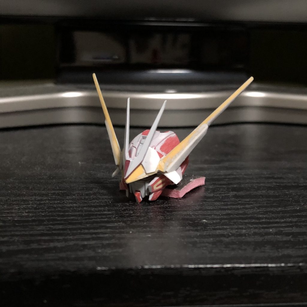 頭部の形状は、今回のこだわりポイントでした。本家のアウトフレームDとは少し違うディテールに仕上げています。このへんでスクラッチ完了し、塗装に移ります。
