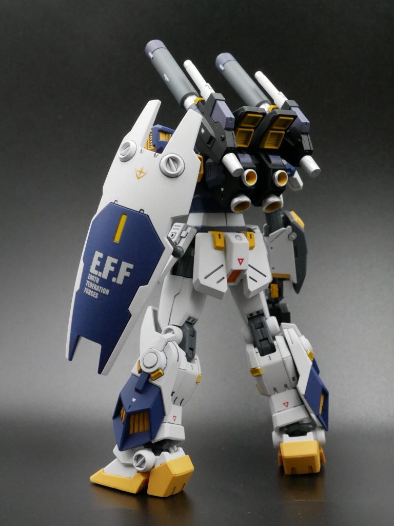 背中も同様に色分けしました。最初は真っ黒だったバックパックも、黄、白、メカグレーで色分けしてイイ感じの情報量に😊デカールも良い味出してます✨