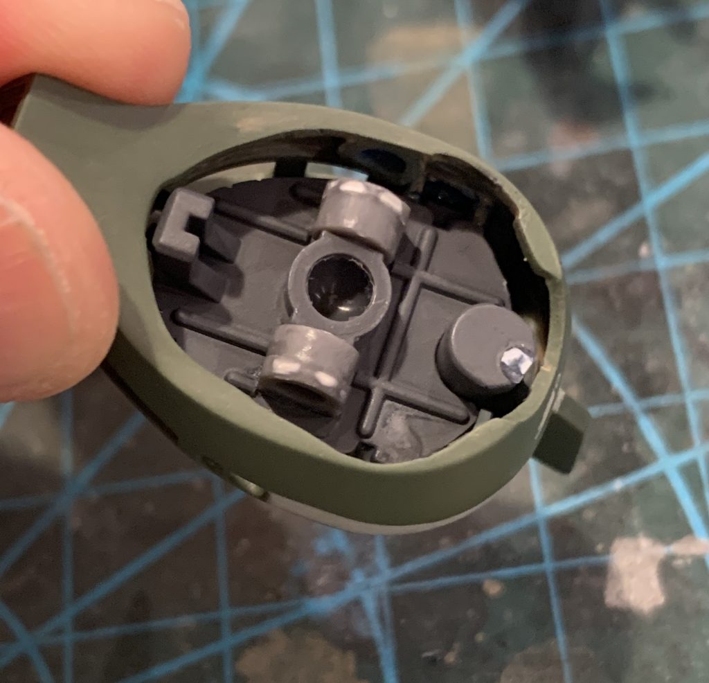 頭部の後ハメ化は少しだけ工夫がいりました。頭部外装を左右貼り合わせる必要があるので、下から内部パーツが入るようくり抜きます。そうすると首関節のPC基部を切除する事になるので、内部パーツ下部にプラサポで基部を接着しPCを固定しました。