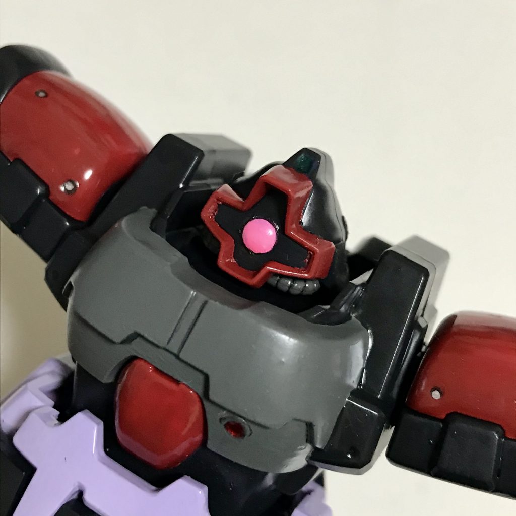 Hアイズの3.5mmを貼り、蛍光ピンクで塗りました。トローペンのモノアイは緑ですが、やっぱりピンクじゃないと!(笑)