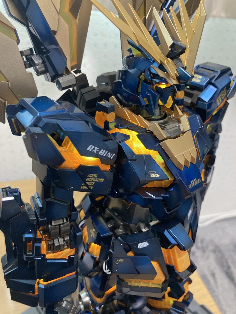 とにかく早く完成させたかったのでサーフェイサーも吹かず、光沢の黒を下地に吹きその上からシルバーをグラデーションぽく陰影を残して最後にクリアーのブルーを吹き付けました。