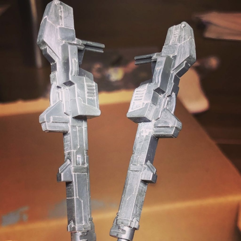 最初に取り掛かったライフルの処理。軟プラのスジボリで悶絶。いきなりタイムロス。