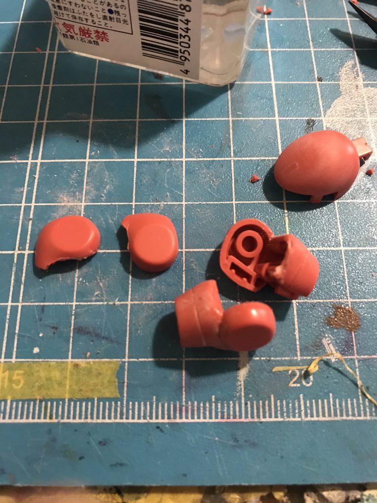 腕の合わせ目消し、頭部の加工中。エナメル浸透による分割を行いました。