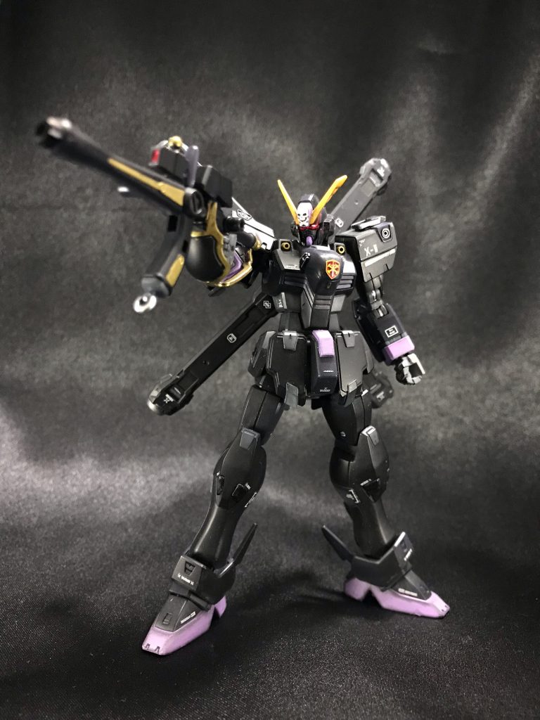 そもそもマントを自作したキッカケは銃とか構える際に付属の持ち手じゃちょっとね😅って感じてました。かと言って市販のハンドパーツは指をグワッと広げているものがほとんどなので、個人的には力を抜いた平手が欲しいと思っていたんですよ👆🏻でも当時はそんな工作技術なんて持っていなかったので、銃を持ってない方の腕をマントで隠しちゃえ!って発想だったワケですね😔(事実、前回のX2を見て頂けると分かると思いますが、銃持ってるやつは全部マントで片腕隠してます😏