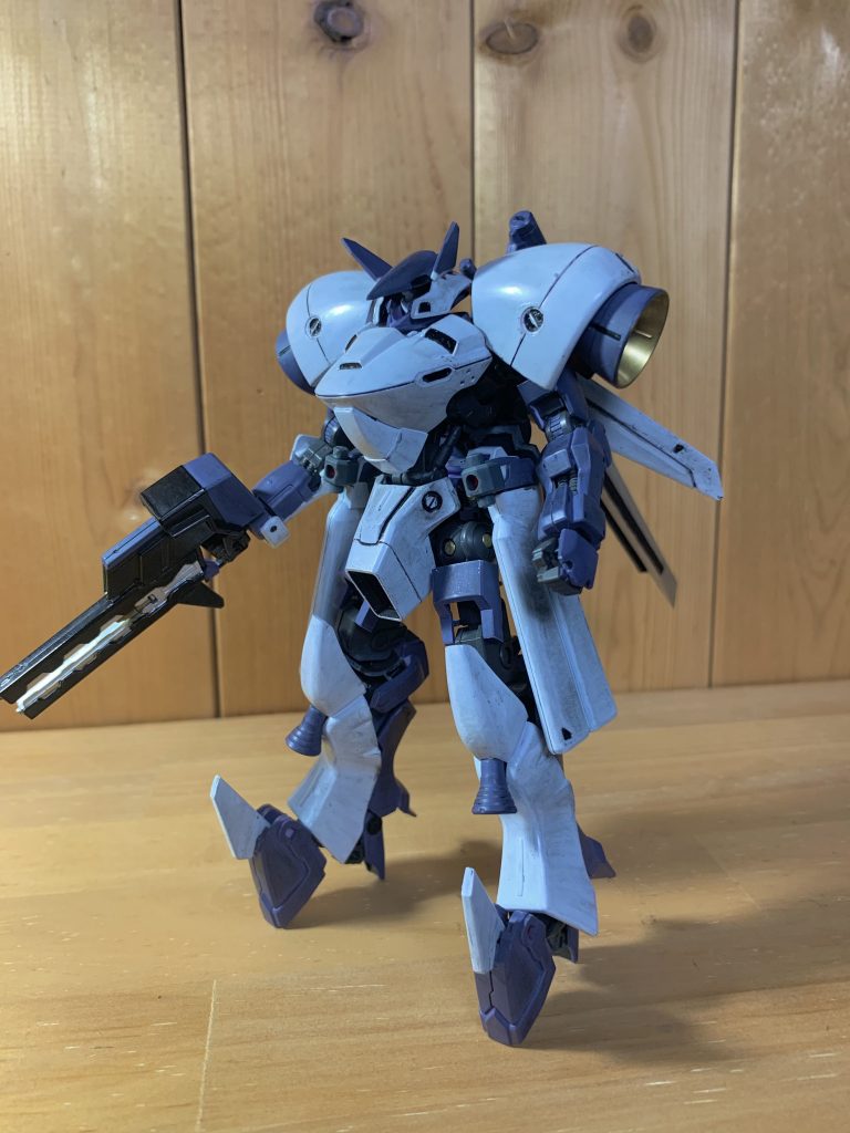 正面、ガンダムフェイスは奥まっていてほぼ見えません。