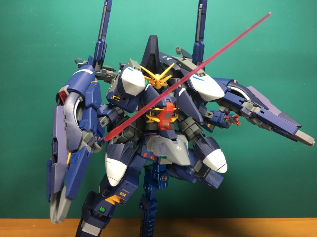 　フルドドⅡ4基、コンポジット・シールド・ブースター2基にブーストポッド2基と、大ボリュームの強化パーツを装着しているのでどこもかしこも干渉しまくり、ポージングに難儀しました。　両肩のフルドドⅡ接続基部は、肩アーマー側の受け部品にプラ板を貼り、可動を制限しました。これで動かすときに辺に動かなくなるので、扱いも楽になります。