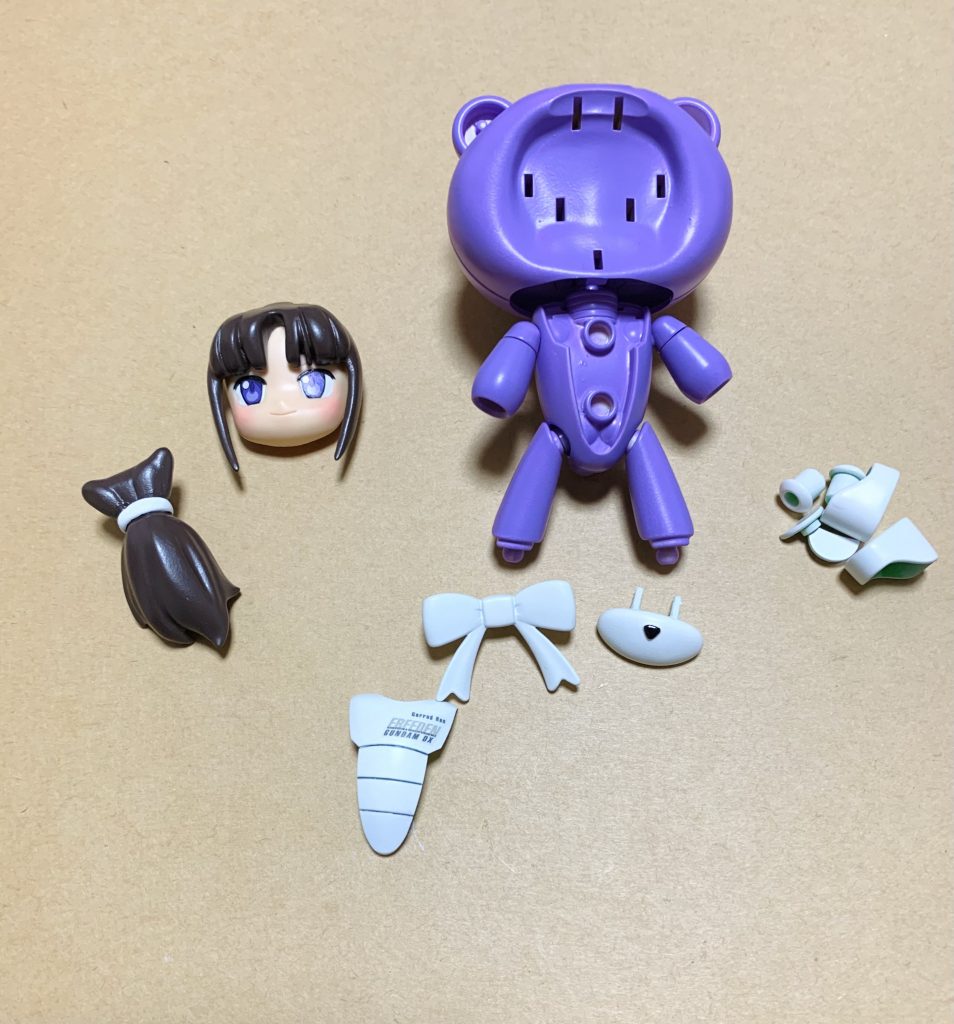 塗装後。くま本体はMSパープル、蛍光グリーン色の部分パーツはホワイト、髪はマホガニー色に塗装しました。胸パーツはデカールを貼り、鼻と髪留めは後で手塗り。