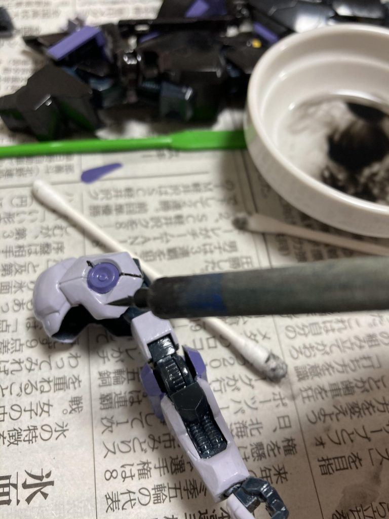 墨入れもクッキリ入れたいところはアクリジョンで塗りました。スッと描いてはみ出たところを綿棒で拭き取り。写真のは塗料皿見ると水で薄めてるんですが薄めない方が良かったです。その他のところはリアルタッチマーカーのグレーやイエローを使ってます。ここまで見ていただきありがとうございました！！