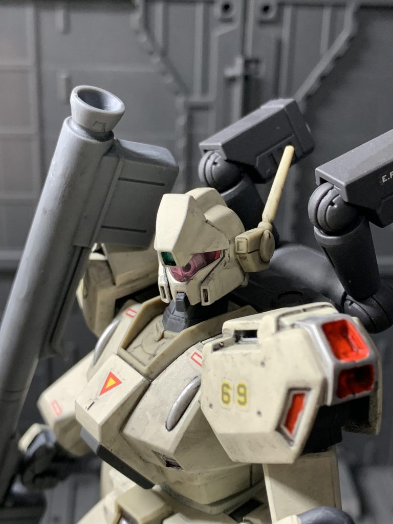 頭部バルカンポッド。バイザーの裏はシルバー塗装していますので軽く光ります。ジェガンの顔、好きなんですよね。