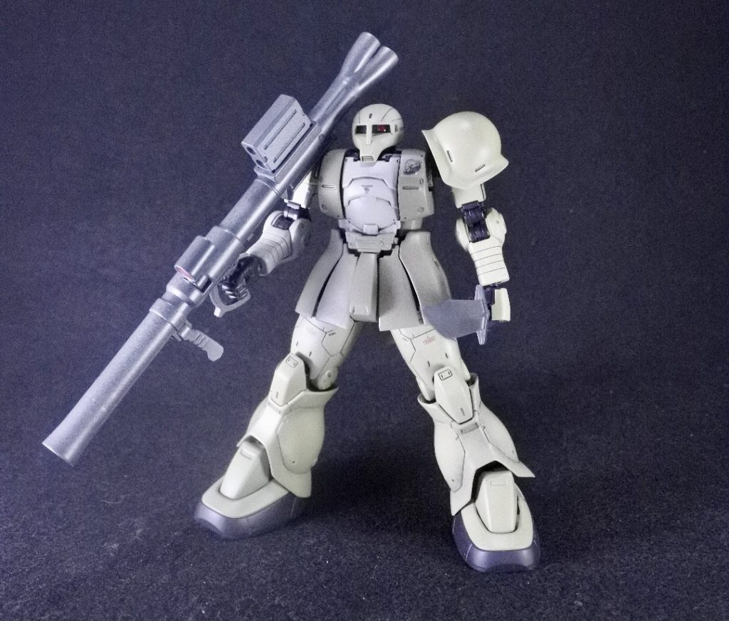 フロント今回は｢UC0090年代にまだ旧ザクが稼働していたら｣をイメージして制作してみました｡なので武装はバズーカと別機体のヒートソードのふたつのみという構成です｡