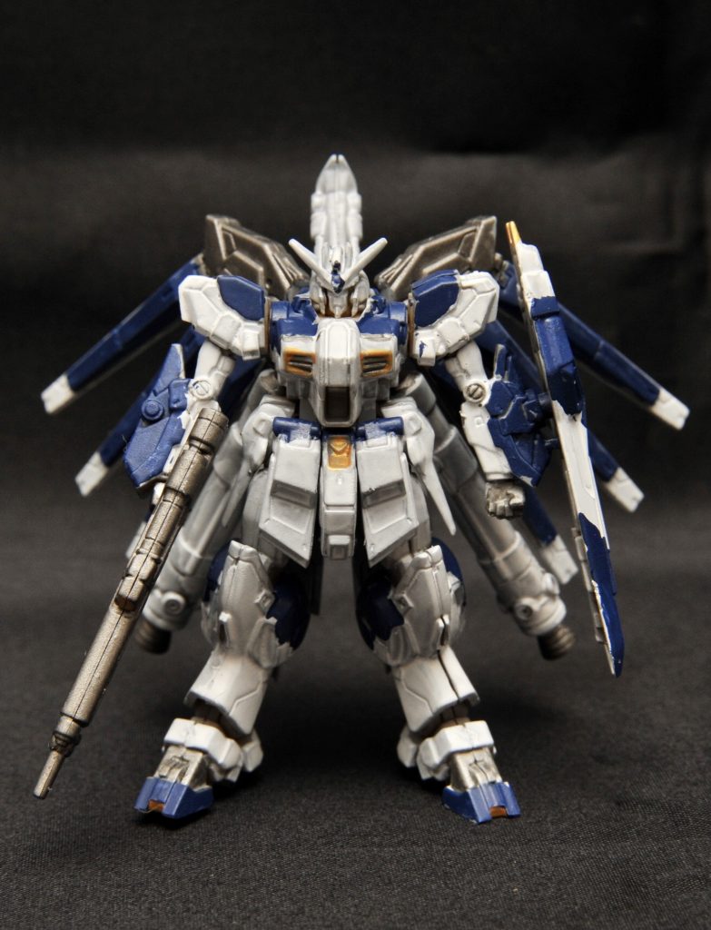 正面から。細かいですが、胸のダクト周囲にゴールドをあしらっています。この辺もややオリジナル。足先のガンメタ部は完全にオリジナルですが、実は塗り漏らしを誤魔化した結果でした（笑）