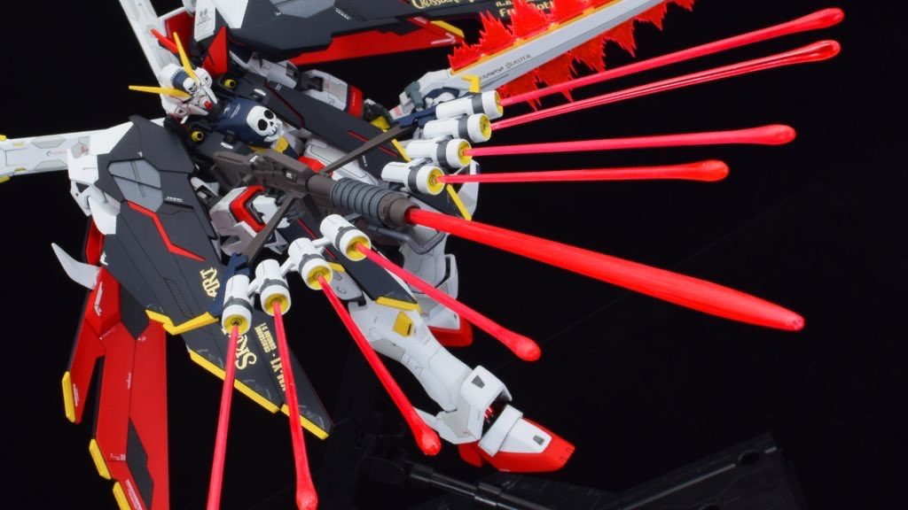 ピーコックスマッシャーはキットそのままだと持ち上げるどころか握って保持する事すら難しいですグリップと手のひらに穴を開けて真鍮で着脱出来るようにしました。これで握り自体は安定しますが、今度は肩と肘の関節が持つかどうかになります持ってくれ!俺のクロスボーン・ガンダム!(の右腕の関節)