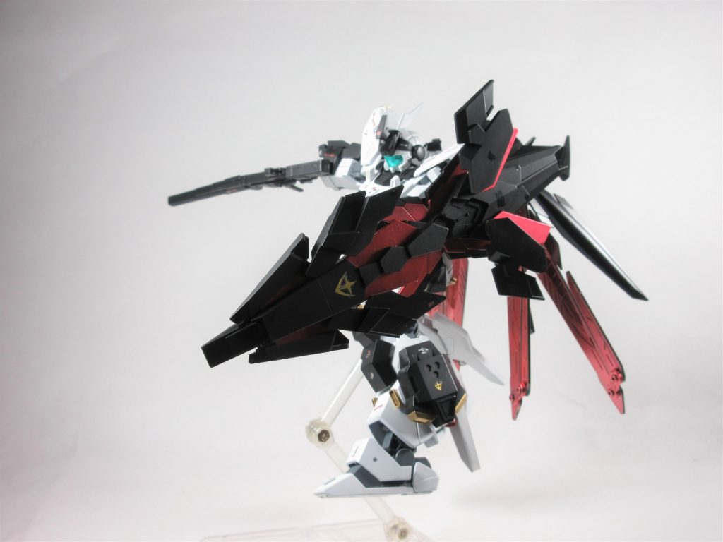 頭部バルカンジェスタのものをそのまま装備主にファンネルなどの小型攻撃端末を迎撃する目的から連射性が高められている。試作型アームド・アーマーDEバンシィやフェネクスに装備されるものと同一の武装の試作型先端部のメガビームキャノンやI・フィールドは搭載されているもののスラスターは内蔵されておらずそこが差別点となっている。