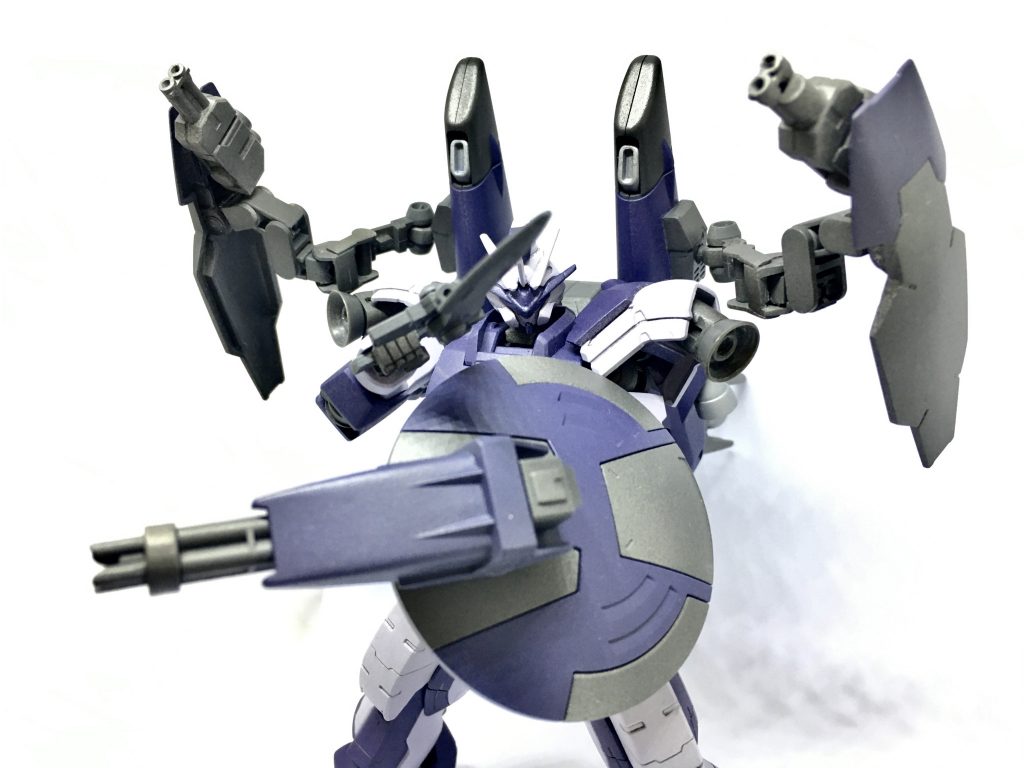 サブウェポン全展開!ハンドガンタイプの銃剣パーツは可動式になってます。30MMのウェポンセットに入ってたペラいハンドガンとマチェットの穴が程よくフィットしたので、3ミリランナーを通してリベットパーツで蓋をしました。