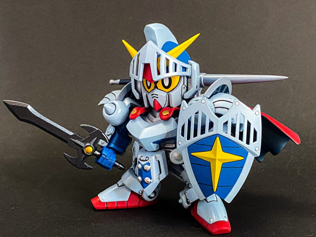 「弱い者いじめは、許さん!」塗装について。メタリック感を抑えてベースはガイアのスチールホワイト、そこにパールシルバー、クレオスのアイスシルバーを少量混ぜて薄く青みがかった鉄鎧を表現したのですが、なかなかイメージ通りにいかず、結局かなりの厚塗りになってしまいました。