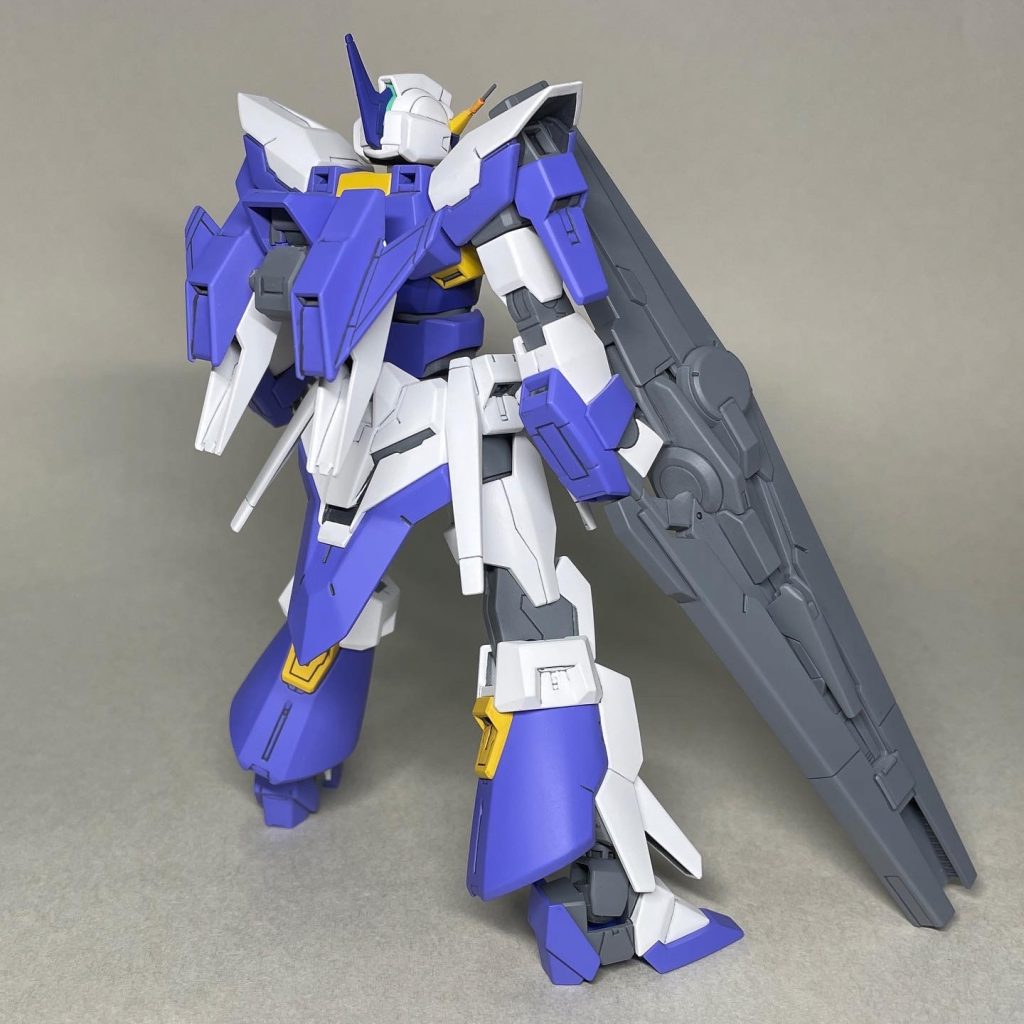 Cファンネルを外した状態、後ろから ファンネルを外した状態だと、頭部以外にガンダム要素をあまり感じません。黄色い部分を白に塗り変え、頭部を別のものにすげ変えたら、ガンダムだったとは分からないかも‥‥