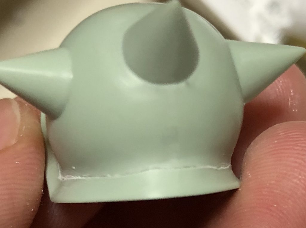 筋彫りによるディテールの追加に挑戦したものの、道具が適切でないのと不慣れ故に線がガッタガタ  