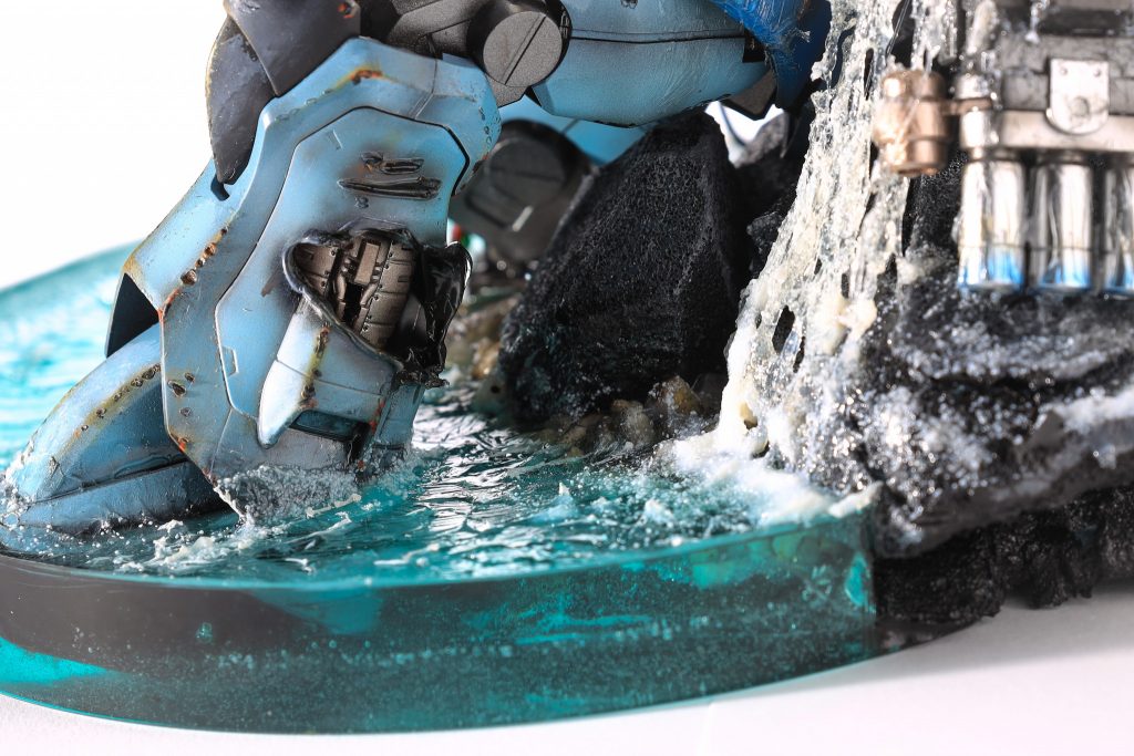 水表現にはエポキシレジンを使用。初めてでの使用でしたが甘くみていて、液漏れが起きてしまいやめたくなりました。内部フレームがカッコ良かったのでギラギラにし外装が傷つき中が見えるように