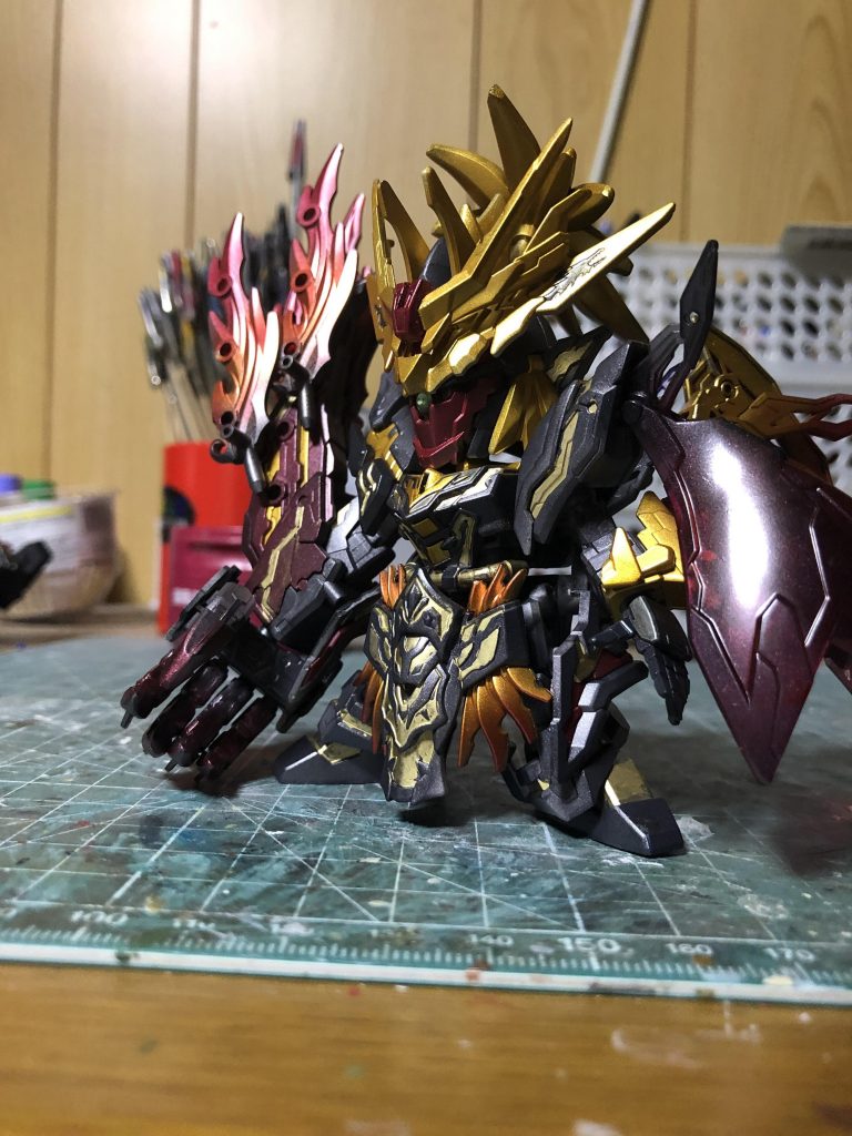 ほぼ完成の状態肩のエフェクトは周瑜アカツキのものを使ってます。背中のウイングに差し替えしての最終形態のイメージも出来ました♪左肩も司馬懿デスティニーに変えてます