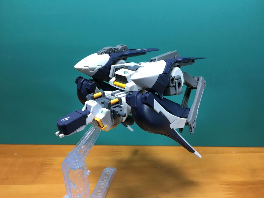 　おまけ2。プリムローズの機首が余るので、左右の突起を削ったバージョンを用意。フルドドのフレームを使ってフルドドⅡを装備したプリムローズの設定画にあるように、「サイドのパーツをたたんだ状態で機首を展開している」状態を再現出来るようにしました。これはノーマル板ハイゼンスレイのパーツも含め、白/実戦配備カラー2つ用意してます。