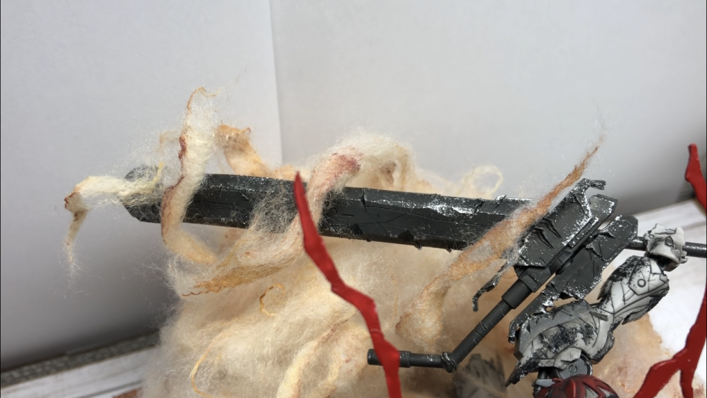 煙は100均の綿を絵の具を溶かした水に沈め、乾かしたものを使用しています。ジオラマの煙というとエアブラシを使って作るイメージがありますが、この方法でも意外と良い仕上がりになります。