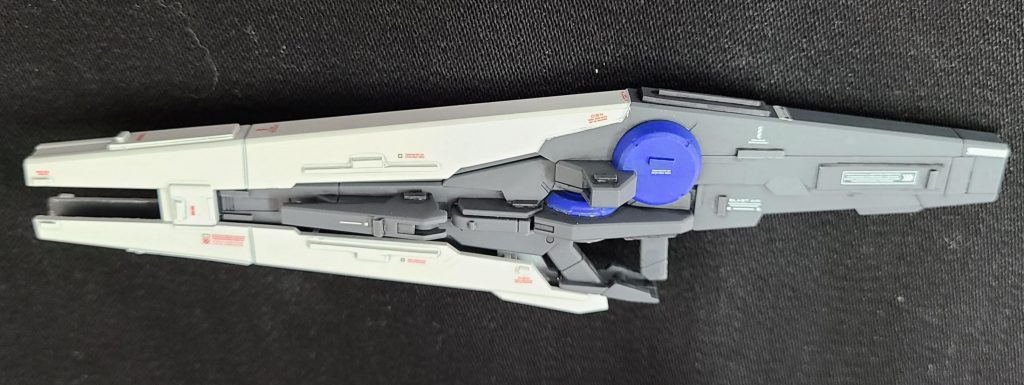 武器が単色でノッペリが残念だったのでメカニカルな感じにして、色分けもした。