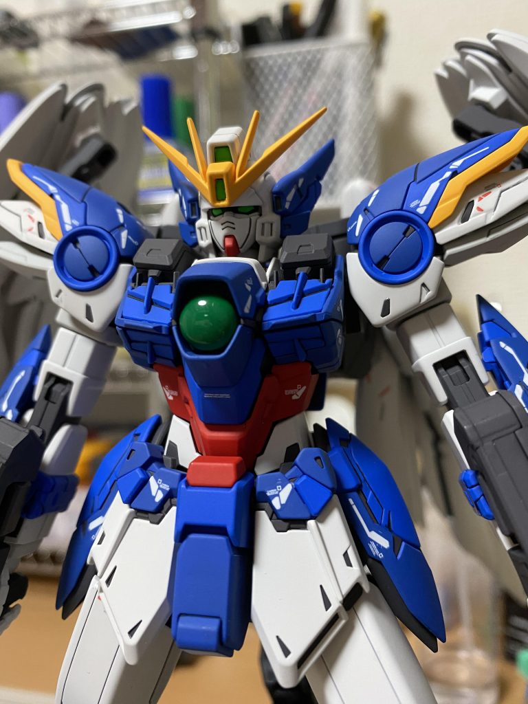 アップ。顔がイケメンすぎでしょ。カメラアイやセンサー類は、下地にシルバー、その上にクリアグリーンとブルーを混ぜて吹いたのですが…あんまり目立たず。結局いつも通り蛍光グリーンで塗りました。ゼロシステムの緑の球体は、少し怪しい感じにしたかったので蛍光グリーンにクリアブルーを少し混ぜました。