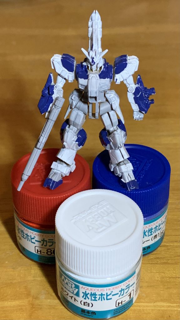 ブルーの部分は青と赤と白を混ぜています。HGやMG Ver.Kaの明るい紫を狙っていたのですが、調色に失敗して紺色に近い青になってしまいました。まあ、これはこれでオリジナルカラーって事で良いかなと思ってます。（次からはちゃんと試し塗りしよう・笑）