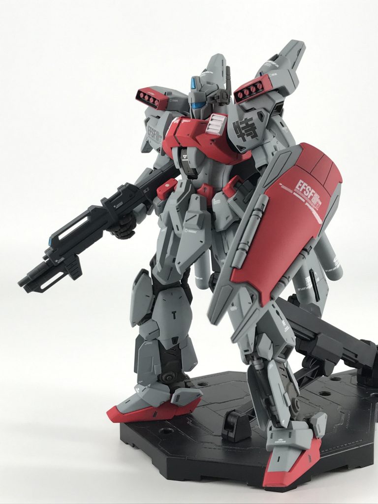 シールドはガンダムMk-Ⅲの物をジムワグテイルが使用しているシールドみたいになるように整形しました。ライフルはリ・ガズィの物をジムカスタムなどが持っているジムライフルを参考に見た目を変えてみました。腰や肩のミサイルはジムⅢビームマスターのパーツを使って取り付けてます。