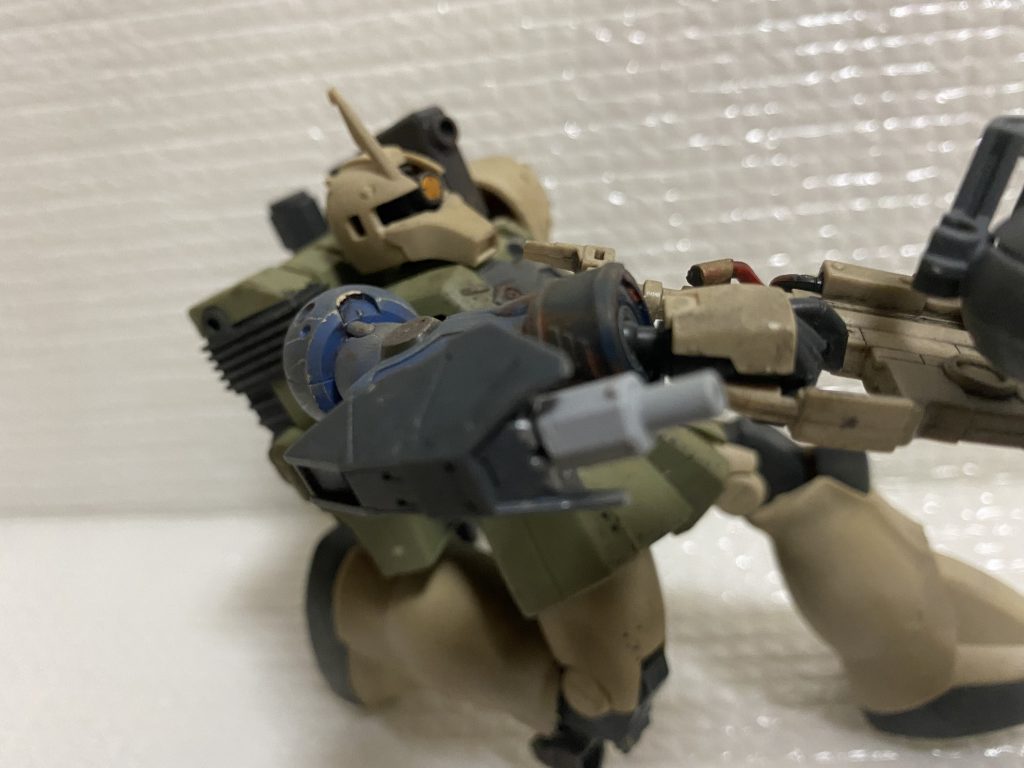 ぜーズールの腕に自作のバルカン砲を装備