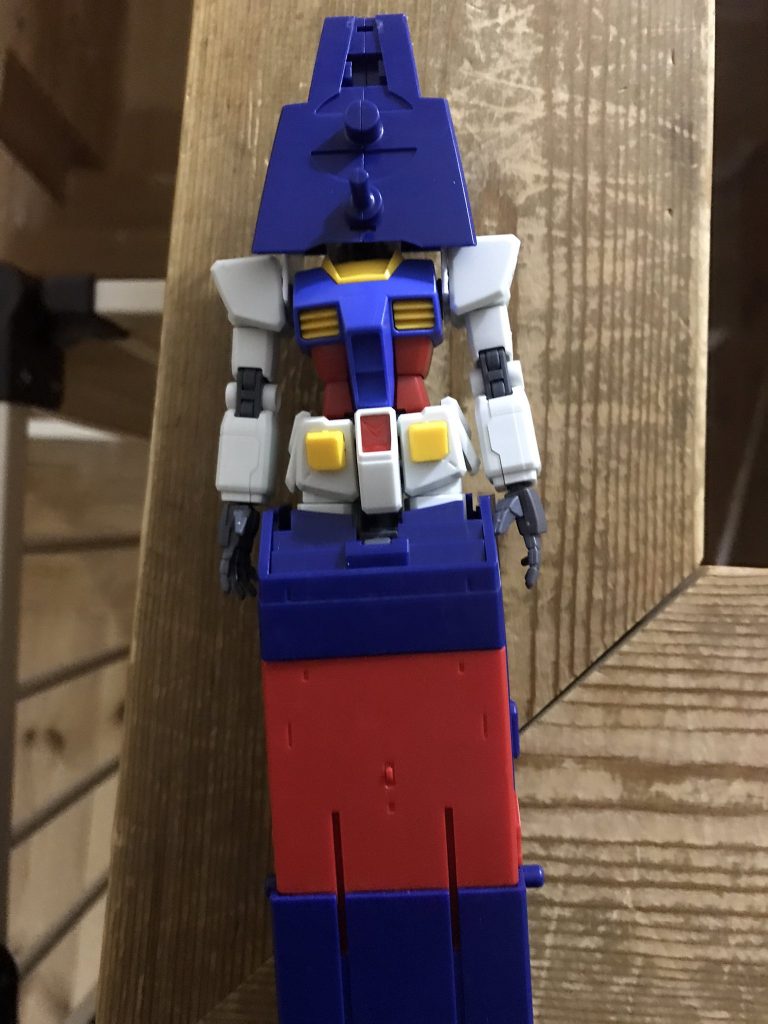 Bパーツは苦労もなく入ったのですが、Aパーツは胴体の幅が違います。なので、左右内側に厚さ1.5mmのプラ板を仕込み、リバイブ版に合う様にしました。